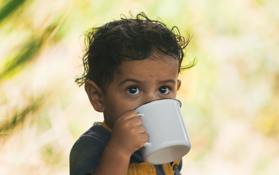 Infante bebiendo de una taza